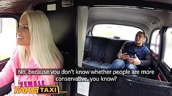 Водительница такси развратная ебливая блондинка берет натурой с пассажира мужика